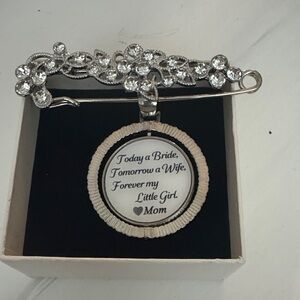 Elegant wedding Silver Brooch with Sentimental Pendant for bouquet